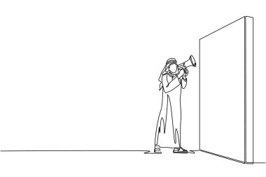 Tek sıra halinde, Arap işadamı elinde megafonla duvarın önünde duruyor. Adam megafonla bağırıyor. Lider kariyer terfilerini duyurdu. Bir çizgi çizimi tasarım vektörü illüstrasyonu