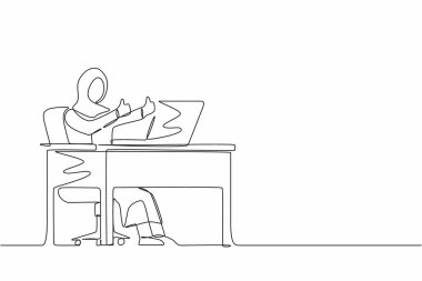 Arap iş kadını çizen tek sıra bilgisayarın önünde iyiye işaret veriyor. Baş parmak işareti yaparken spor ceketli bir kadın bilgisayar kullanıyor. Mutlu çalışan konsepti. Bir çizgi çizme tasarım vektörü