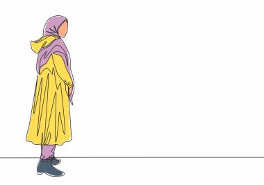 Şehir caddesinde duran başörtülü genç ve güzel muslimah 'ın tek sıra çizimi. Moda tesettüre sahip güzel Asyalı kadın modeli bir satır tasarım vektörü çizimi illüstrasyonu