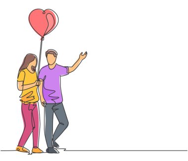 Genç mutlu erkek ve kadın çiftin çizdiği tek bir çizgi, kalp şeklinde bir balon tutarak birlikte yürüyüşe çıkmaları. Romantik evlilik aşkı kavramı. Sürekli çizgi çizimi tasarım çizimi çizimi çizimi.