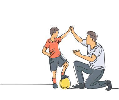 Genç mutlu babanın bir çizimi, futbol sahasında futbol oynarken oğluna beşlik çakmak için vücudunu eğiyor. Ebeveynlik kavramı. Devamlı çizgi çizimi tasarım vektörü illüstrasyonu