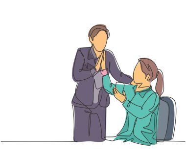 Genç mutlu çiftin tek sıra çizimi başarılarını kutlarken kadın telefonda konuşuyor ve beşlik çakıyor. İş anlaşması konsepti sürekli çizgi çizimi tasarım vektörü illüstrasyonu