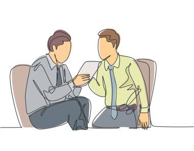 Şirketin CEO 'suna ürün satışlarını artırmak için yeni bir strateji sunan genç pazarlama müdürünün kesintisiz çizimi. İş toplantısı konsepti tek çizgi tasarım vektörü grafik illüstrasyonu