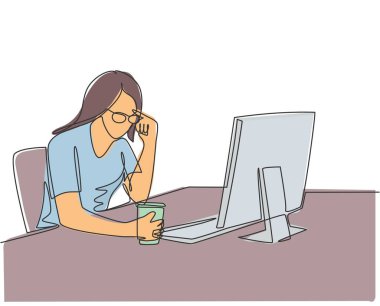 Genç bayan iş kadınının içki içerken bilgisayar ekranında oturup veri tablosunu analiz ettiği tek bir çizim. İş analizi konsepti sürekli çizgi çizimi tasarım çizimi illüstrasyonu