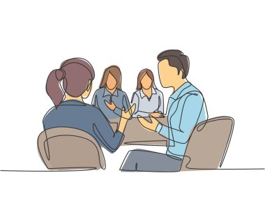 Genç kadın yemliğin sürekli çizdiği bir çizim şirket hedefini personeline duyuruyor. İş pazarlama konsepti tek çizgi grafik tasarım vektörü illüstrasyonu