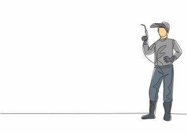 Kaynak makinesinin başında dikilen ve elinde kaynak makinesi tutan genç erkek kaynakçının durduğu bir çizgi. Profesyonel meslek asgari konsepti. Tek çizgi çizimi tasarım vektörü grafik çizimi