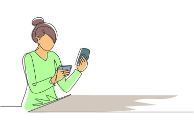 Tek satır, akıllı telefondan kredi kartı kodunu yazan genç bir adam. Çevrimiçi mağaza, e-ticaret, dijital ödeme kavramı. Modern sürekli çizgi çizimi tasarım grafik vektör çizimi