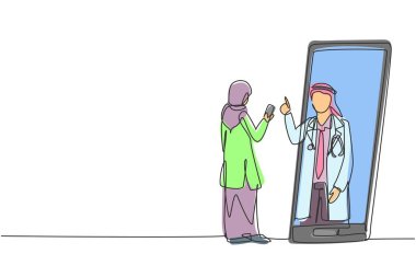Devamlı bir çizgi halinde akıllı telefon tutan tesettürlü kadın hasta dev akıllı telefona bakıyor ve erkek doktora danışıyor. Doktor hatta. Tek çizgi çizimi tasarım vektörü grafik çizimi