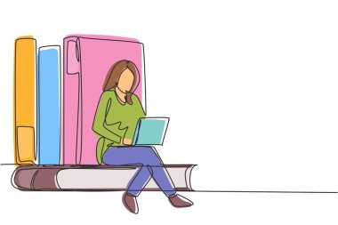 Tek sıra halinde dizüstü bilgisayarla çalışan genç bir kadın çiziyor ve oturup büyük kitaplara yaslanıyor. Okula dönüyorum, zeki bir öğrenciyim, online eğitim alıyorum. Bir çizgi çizimi grafik tasarım vektör çizimi