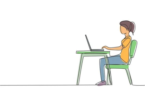 连续一行画着一个年轻姑娘 她带着笔记本电脑坐在桌子旁边的椅子上 自由职业 远程学习 在线课程和学习概念 单行绘图设计矢量图形说明 — 图库矢量图片