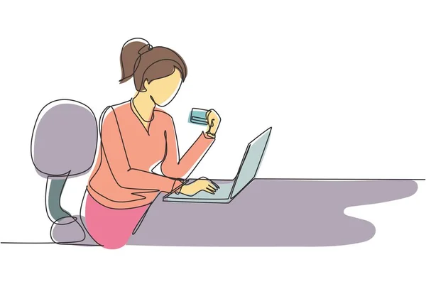 单行画坐在椅子上的年轻女士 然后在桌旁的笔记本电脑上输入信用卡代码 数字支付概念 现代连续线条绘图设计图形矢量插图 — 图库矢量图片