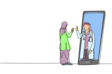 Devamlı bir çizgi halinde akıllı telefon tutan tesettürlü kadın hasta dev akıllı telefona bakıyor ve erkek doktora danışıyor. Doktor hatta. Tek çizgi çizimi tasarım vektörü grafik çizimi