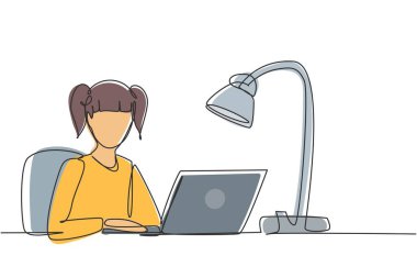 Dizüstü bilgisayar ve çalışma lambasıyla ders çalışan, masanın etrafında oturan tek sıra çizen kız. Okula dönmek, online eğitim konsepti. Dinamik bir çizgi çizer grafik tasarım vektörü çizer