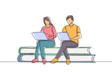 Dizüstü bilgisayarlı tek sıra halinde kitap yığınının üzerinde oturan çift. Serbest çalışma, uzaklık öğrenme, çevrimiçi kurslar, öğrenim kavramı. Aralıksız çizgi çizimi tasarım grafik vektör çizimi