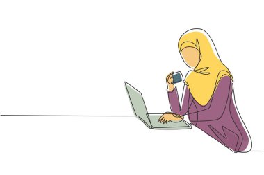 Sürekli bir satırda genç bir Arap kadının masanın etrafına dizüstü bilgisayarına kredi kartı kodunu girerken görüntüsü var. Dijital yaşam tarzı, e-ticaret, ödeme konsepti. Tek çizgi çizimi tasarım vektörü grafik çizimi