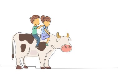 Tek sıra halinde, mutlu küçük bir oğlan ve kız birlikte ineğe biniyor. Çiftlik arazisinde eyerlenmiş bir ineğin üzerinde oturan çocuklar. Çocuklar inek sürmeyi öğreniyor. Devamlı çizgi çizimi grafik vektörü