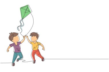 Tek sıra halinde, açık havada uçurtma uçurmak için oynayan iki çocuğu gökyüzüne çekiyor. Çocuklar parkta uçurtma oynuyorlar. Uçurtma oyunu oynayan çocuklar ve mutlu görünüyorlar. Tek çizgi çizme tasarım vektörü