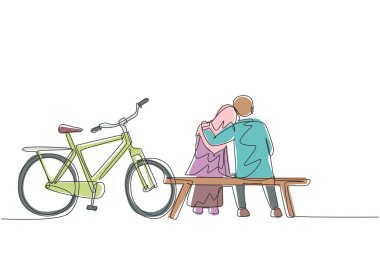 Sırtüstü uzanan tek sıra romantik Arap çiftler otururken sohbet ediyor ve bankta sarılıyorlar. Elektrikli bisiklet süren mutlu, sevimli bir kadın. Tek çizgi tasarım vektör grafik çizimi