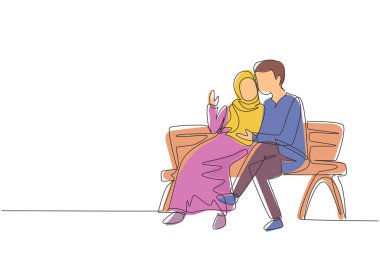 Park yerinde romantik bir Arap çiftin durduğu tek sıra. Mutlu adam sarılıyor ve kadını kucaklıyor. Çiftler evlilik yıldönümünü kutluyor. Bir çizgi grafik tasarım vektör çizimi