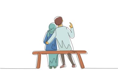 Tek sıra halinde oturarak Arap çiftleri kucaklıyor. Mutlu aile kavramı. Birbirine aşık çiftler. Partnerine sarılan mutlu bir adam. Tek çizgi çizimi tasarım vektörü grafiği