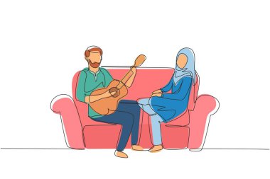 Arap çiftleri birbirlerine aşık eden tek bir çizgi. Oğlan kanepede kız arkadaşına gitar çalıyor. Kız dinle ve birlikte şarkı söyle. Bir çizgi çizimi grafik tasarım vektörü