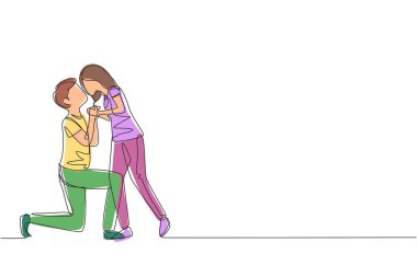 Tek sıra halinde romantik erkek diz çöküp dişiyi öpüyor. Öpüşen ve el ele tutuşan aşıklar. Mutlu adam ve kadın evlilik yıldönümünü kutluyor. Modern sürekli çizgi çizim grafiği