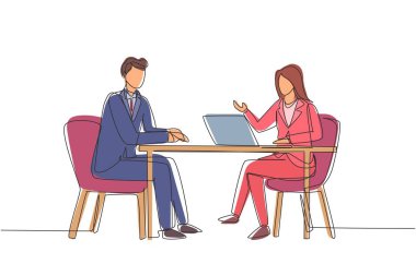 Tek sıra halinde, masa başı iş görüşmesi yapan kadın gazeteci çiziyor. Mikrofon, tartışma, konuşma. Sosyal medya, iletişim konsepti. Dinamik bir çizgi çizer grafik tasarım vektörü çizer