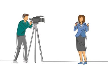 Tek sıra halinde gazeteci çiziyor. Kadın muhabir. Gazeteciler rapor verecek. İki gazeteci. Kadın muhabir erkek operatör ekibi yayında. Bir çizgi çizimi tasarım vektörü illüstrasyonu