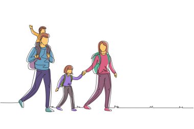 Sürekli bir çizgi halinde iki çocuklu bir aile yürüyüş yapıyor. Sırt çantalı bir grup insan dağ manzarasında. Anne, baba, oğul ve kız. Aile zamanı. Tek çizgi çizimi tasarım vektör çizimi