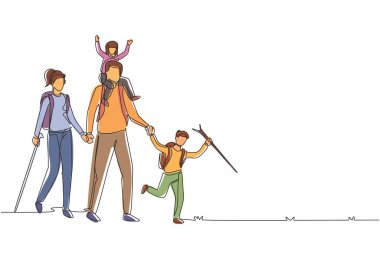 Tek sıra halinde mutlu bir aile ormanda yürüyüş yapıyor. Baba, anne ve çocuklar doğa yürüyüşü ve kamp yapıyorlar. Dinamik bir çizgi çizer grafik tasarım vektörü çizer