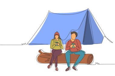 Tek sıra çizen çift şenlik ateşinin yanında oturur, aktif eğlence, romantik randevu kampı. Erkek kadın kamp ateşinin yanında sıcak kahve içiyor. Bir çizgi çizimi tasarım vektörü illüstrasyonu