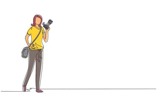 Однорядковий Малюнок Жінки Папарацці Або Журналістки Стоїть Цифровою Камерою Слінговим — стоковий вектор
