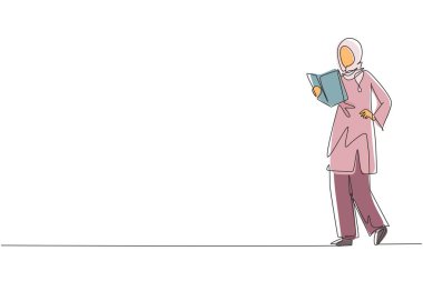 Tek sıra halinde, ayakta kitap okuyan mutlu, genç bir Arap kadın çiziyor. Gülümseyen Arap kadın okuyucu edebiyattan zevk alıyor veya sürekli çizgi çizimi tasarım illüstrasyonuna hazırlanıyor