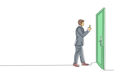 Sürekli bir çizgi çizen işadamı kapının önündeki anahtarı kaldırıyor. Ofis kapısını açmak için anahtarı elinde tutan adam. Sabah işe ruhla başlıyorsun. Tek çizgi çizimi tasarım vektörü grafik çizimi