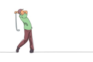 Genç mutlu golfçünün aralıksız çizdiği tek çizgi topa vurmak için golf sopasını sallıyor. Hobi spor konsepti. Golf turnuvası tanıtım medyası için bir satır tasarım vektör çizimi