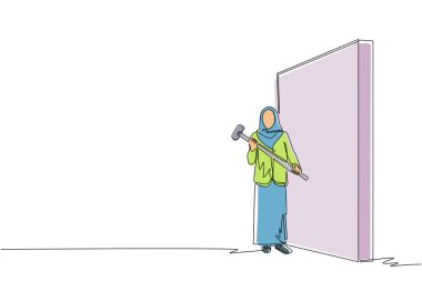 Tek sıra halinde duran ve çekiçle duvara bakan Arap iş kadını. Hedef başarı, iş stratejisi. Sorunların üstesinden başarıyla geldik. Bir çizgi çizme tasarım vektörü