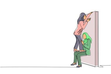 Arap iş kadınlarının, başka bir iş kadınını tuğla duvardan kaldırmaya yardım ettiği tek sıra. Yardım, yardım ve takım konsepti. İş metaforu. Bir çizgi çizimi grafik tasarım vektörü