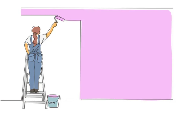 连续的一行画画家站在楼梯上 画墙壁 女人手里拿着漆辊 人跑去做建筑工程 穿制服的工人 单行绘图设计矢量 — 图库矢量图片