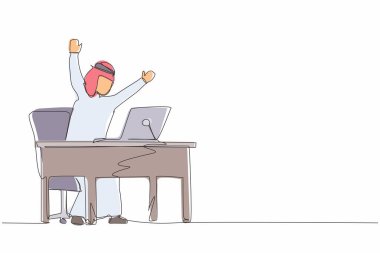 Devamlı bir çizgi çevrimiçi çalışma teknolojisi konseptini kazanıyor. Arap işadamı, başarıyı kutlayan el kaldırarak ayakta duruyor. Tek çizgi çizme tasarım vektörü