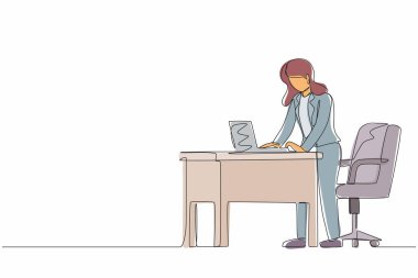 Ergonomik çalışma istasyonunda çalışan tek sıra kadın çalışanı. Bilgisayarlı ve bilgisayarlı ofis mobilyaları. Kadın, masanın arkasında ayakta dinleniyor. Bir çizgi çizimi grafik tasarım vektörü