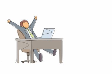 Mutlu iş adamlarının el kaldırarak zaferi kutlayan dizüstü bilgisayarı kullanarak koltukta oturmasını sağlayan bir satır. Zaferi kutlamak, olumlu duygu kavramı. Tek çizgi çizimi tasarım vektörü grafiği