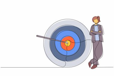Hedefin yanında duran iş kadını ya da menajeri sürekli bir çizgi halinde çekiyor. Ok hedefi tam olarak vurdu. Başarılı iş stratejisi, pazarlama konsepti. Tek çizgi tasarım vektör grafik çizimi