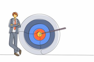 Tek sıra halinde mutlu iş adamı ya da yönetici hedefin yanında duruyor. Ok hedefi tam olarak vurdu. Hedefler yapmak, başarılı iş stratejileri. Dinamik bir çizgi grafik tasarım vektörü