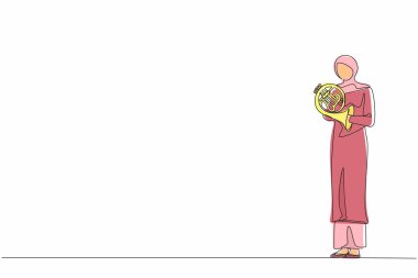 Tek sıra halinde tesettürlü Arap bayan müzisyen Fransız kornosunda klasik bir melodi çalıyor. Enstrümantalist müzik enstrümanı çalıyor. Trompetli kadın. Bir çizgi çizimi grafik tasarım vektörü