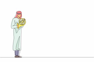 Fransız kornosunda klasik bir melodi çalan tek bir Arap erkek müzisyen çiziyor. Pirinç enstrümanla müzik çalan enstrümantalist. Trompetli adam. Bir çizgi çizimi grafik tasarım vektörü