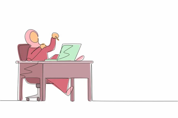 单行画在电脑笔记本电脑上工作的女经理 一名阿拉伯妇女坐在笔记本电脑前 头上有问号 后脑勺上有抓痕 连续直线设计图形矢量 — 图库矢量图片