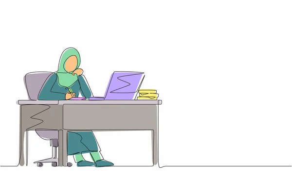 连续一行画阿拉伯女商人坐在笔记本电脑前写书 女性在笔记本上学习和写作 在电脑前的办公桌前 单行设计矢量图形 — 图库矢量图片