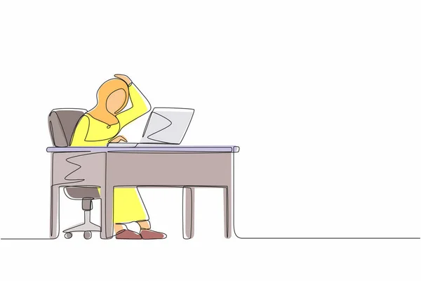 1つのラインは コンピュータのラップトップ上で働く女性マネージャーを描画します ラップトップの前に座っている彼女の頭の後ろに頭の傷の上に疑問符を持つアラブの女性 連続線設計図ベクトル — ストックベクタ