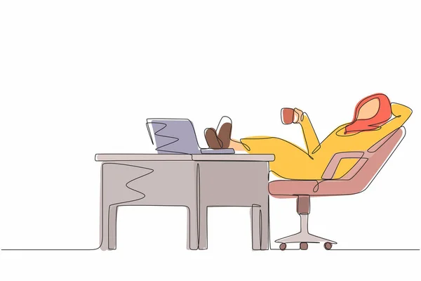 사업가들은 일렬로 책상에서 느긋하게 일하고 커피를 마신다 컴퓨터를 사용하는 캐릭터의 — 스톡 벡터