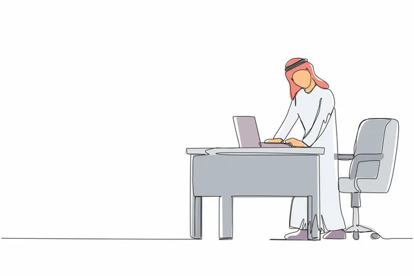 継続的な1つのラインは人間工学に基づいたワークステーションで働くアラビア人の男性従業員を描く コンピュータ ラップトップ付きのオフィス家具 男は机の後ろの足の裏に立っている 1本の線画ベクトルグラフィック — ストックベクタ